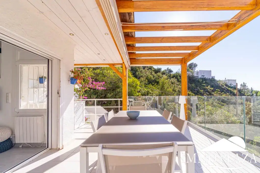 Modern corner apartment (85m2), sea and mountain view, 20m2 terrace, 2 bedrooms, 1 bathroom, private garage!