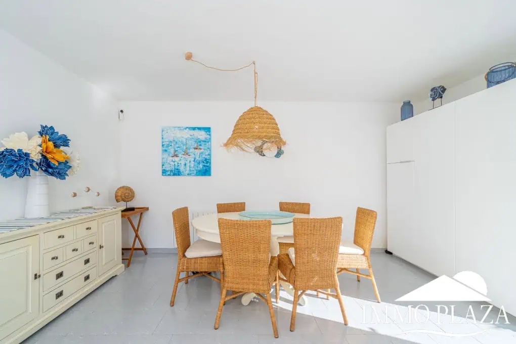 Modern corner apartment (85m2), sea and mountain view, 20m2 terrace, 2 bedrooms, 1 bathroom, private garage!