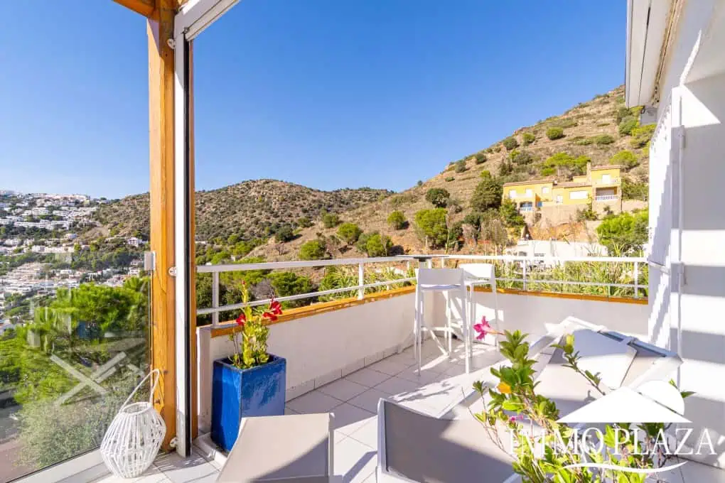 Modern corner apartment (85m2), sea and mountain view, 20m2 terrace, 2 bedrooms, 1 bathroom, private garage!