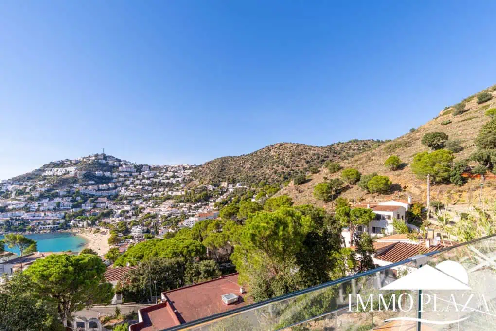 Modern corner apartment (85m2), sea and mountain view, 20m2 terrace, 2 bedrooms, 1 bathroom, private garage!