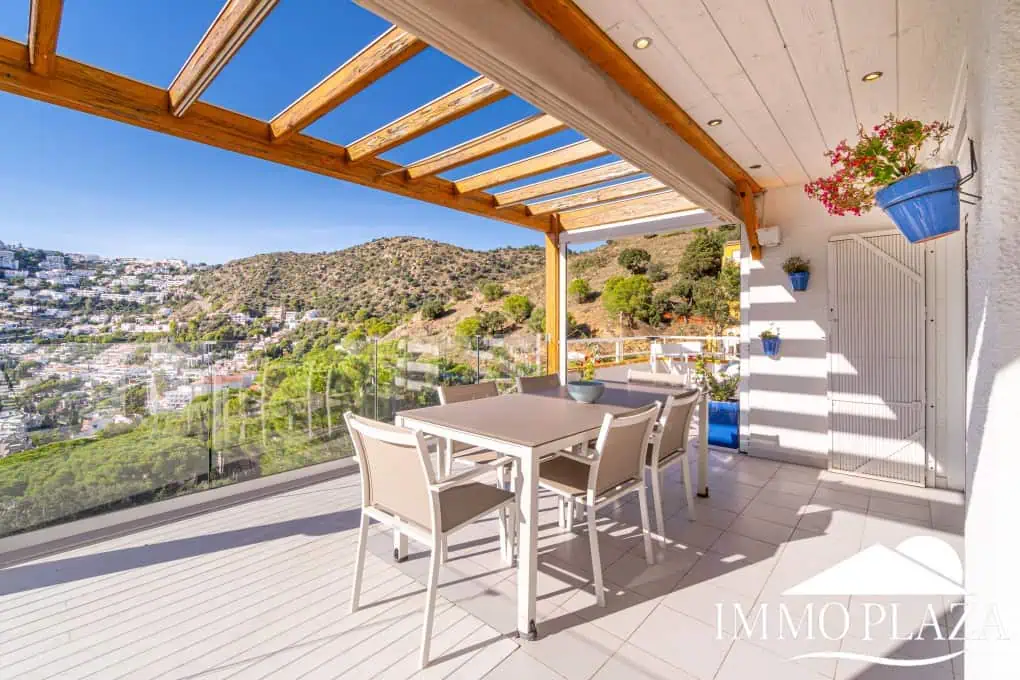 Modern corner apartment (85m2), sea and mountain view, 20m2 terrace, 2 bedrooms, 1 bathroom, private garage!