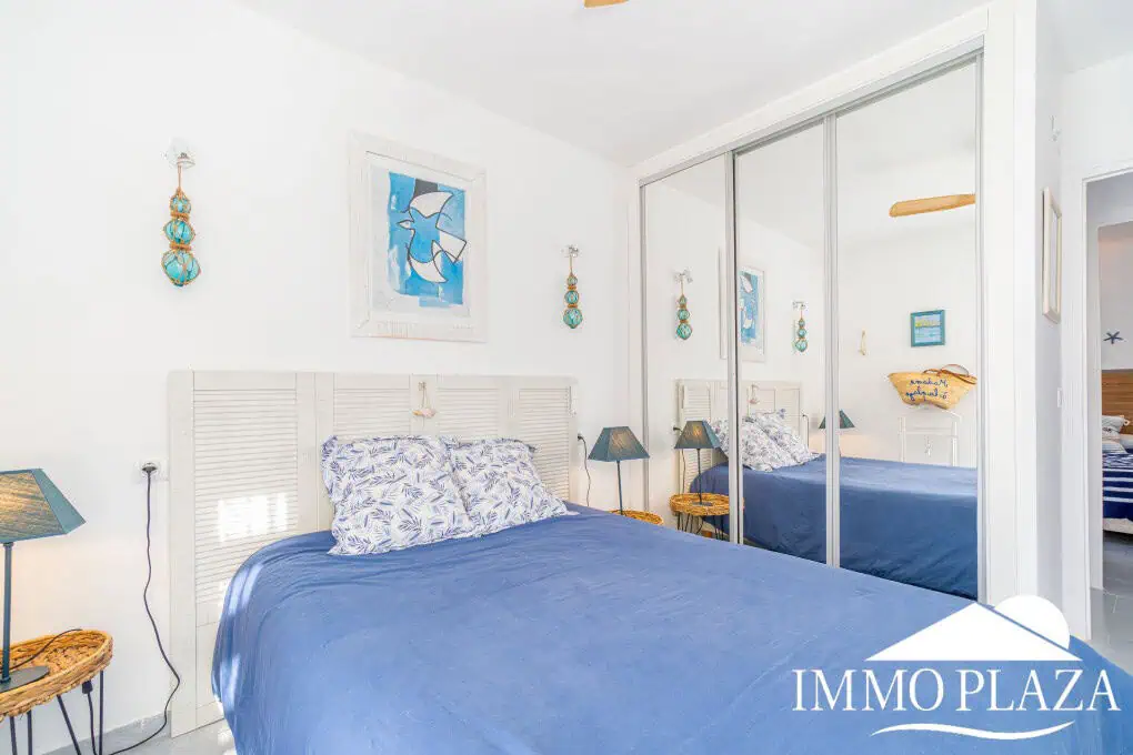 Modern corner apartment (85m2), sea and mountain view, 20m2 terrace, 2 bedrooms, 1 bathroom, private garage!
