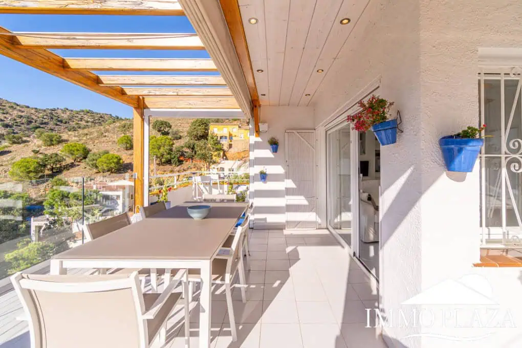 Modern corner apartment (85m2), sea and mountain view, 20m2 terrace, 2 bedrooms, 1 bathroom, private garage!