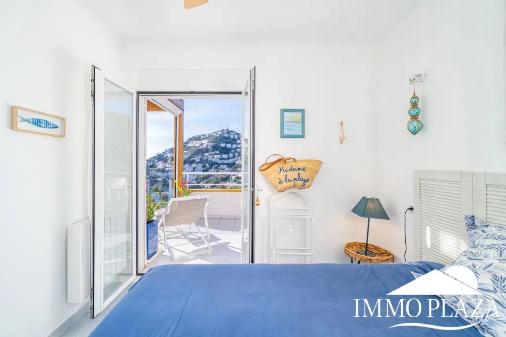 Modern corner apartment (85m2), sea and mountain view, 20m2 terrace, 2 bedrooms, 1 bathroom, private garage!