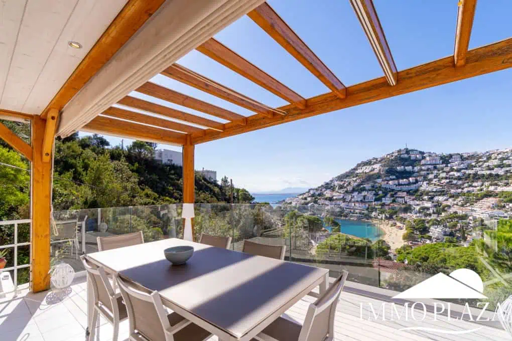 Modern corner apartment (85m2), sea and mountain view, 20m2 terrace, 2 bedrooms, 1 bathroom, private garage!