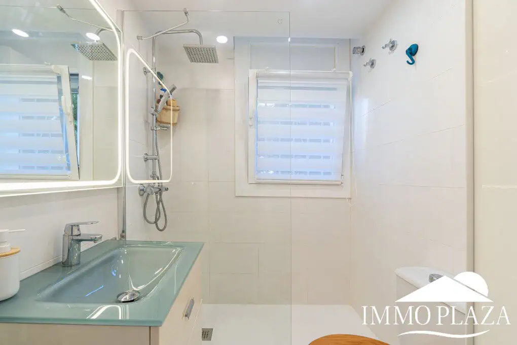 Modern corner apartment (85m2), sea and mountain view, 20m2 terrace, 2 bedrooms, 1 bathroom, private garage!