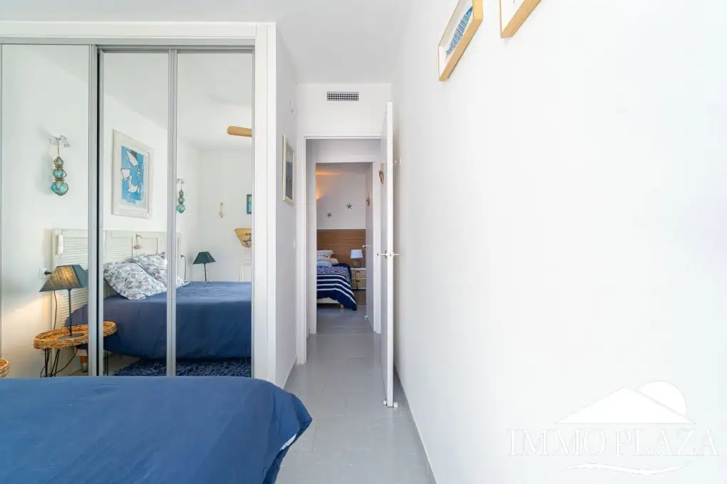 Modern corner apartment (85m2), sea and mountain view, 20m2 terrace, 2 bedrooms, 1 bathroom, private garage!