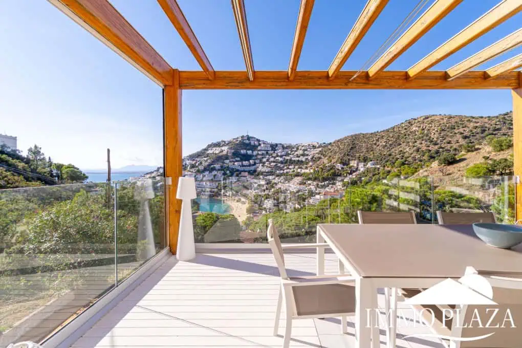 Modern corner apartment (85m2), sea and mountain view, 20m2 terrace, 2 bedrooms, 1 bathroom, private garage!