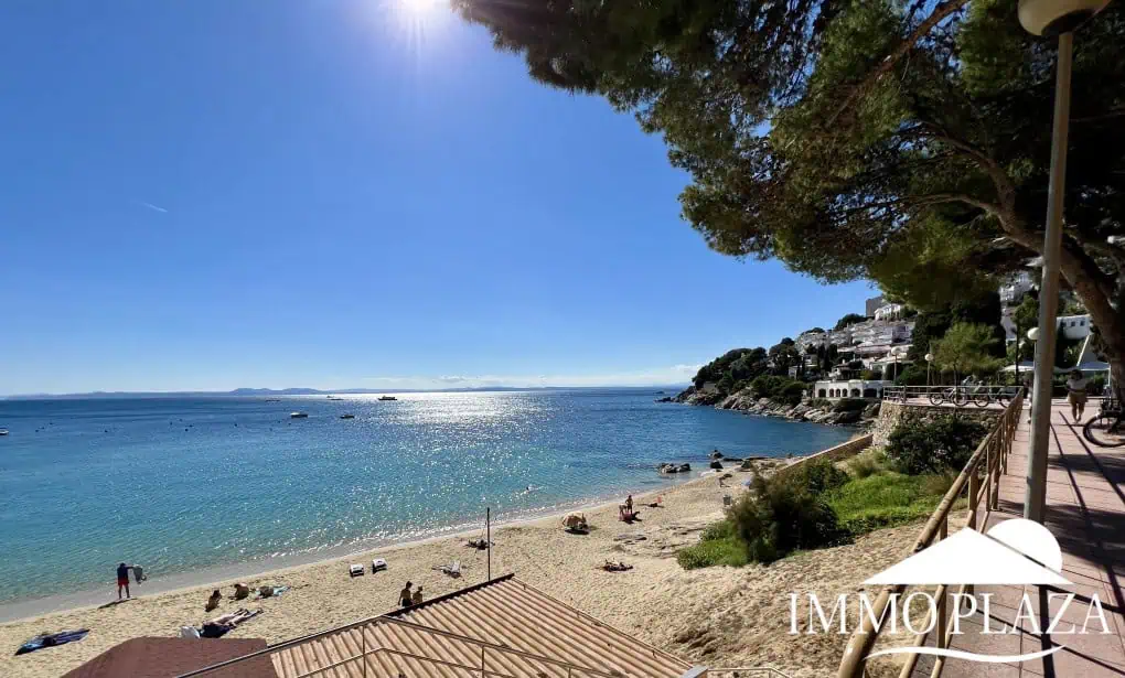 Modern corner apartment (85m2), sea and mountain view, 20m2 terrace, 2 bedrooms, 1 bathroom, private garage!