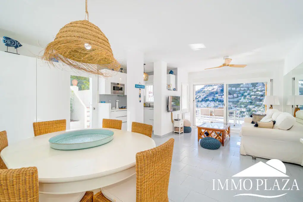 Modern corner apartment (85m2), sea and mountain view, 20m2 terrace, 2 bedrooms, 1 bathroom, private garage!