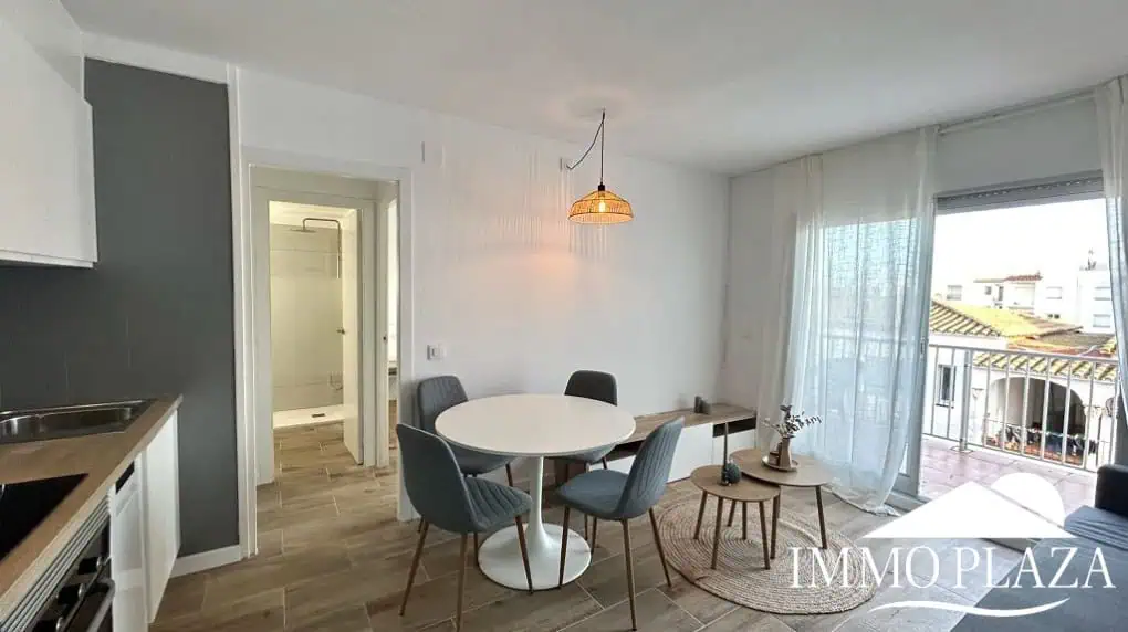 Ático luminoso y completamente reformado, orientado al sur, cerca del centro de la ciudad y del mar; 1 dormitorio, 1 baño, 1 gran terraza (10m2)