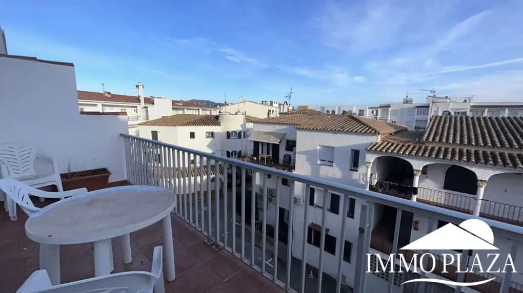 Ático luminoso y completamente reformado, orientado al sur, cerca del centro de la ciudad y del mar; 1 dormitorio, 1 baño, 1 gran terraza (10m2)