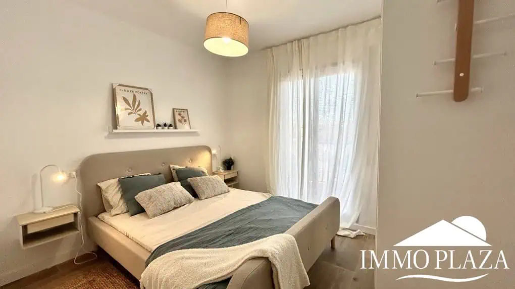 Ático luminoso y completamente reformado, orientado al sur, cerca del centro de la ciudad y del mar; 1 dormitorio, 1 baño, 1 gran terraza (10m2)