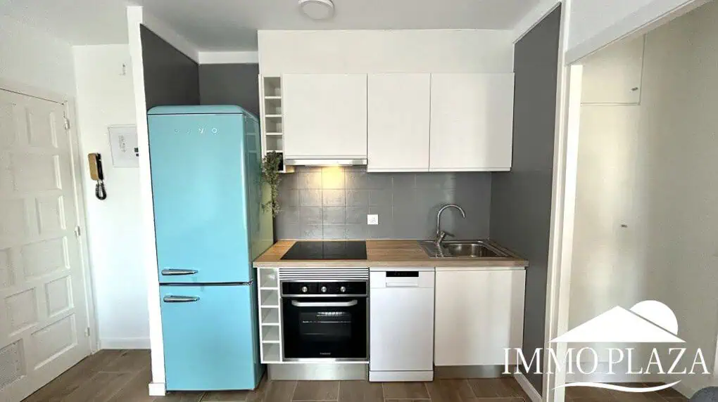 Ático luminoso y completamente reformado, orientado al sur, cerca del centro de la ciudad y del mar; 1 dormitorio, 1 baño, 1 gran terraza (10m2)