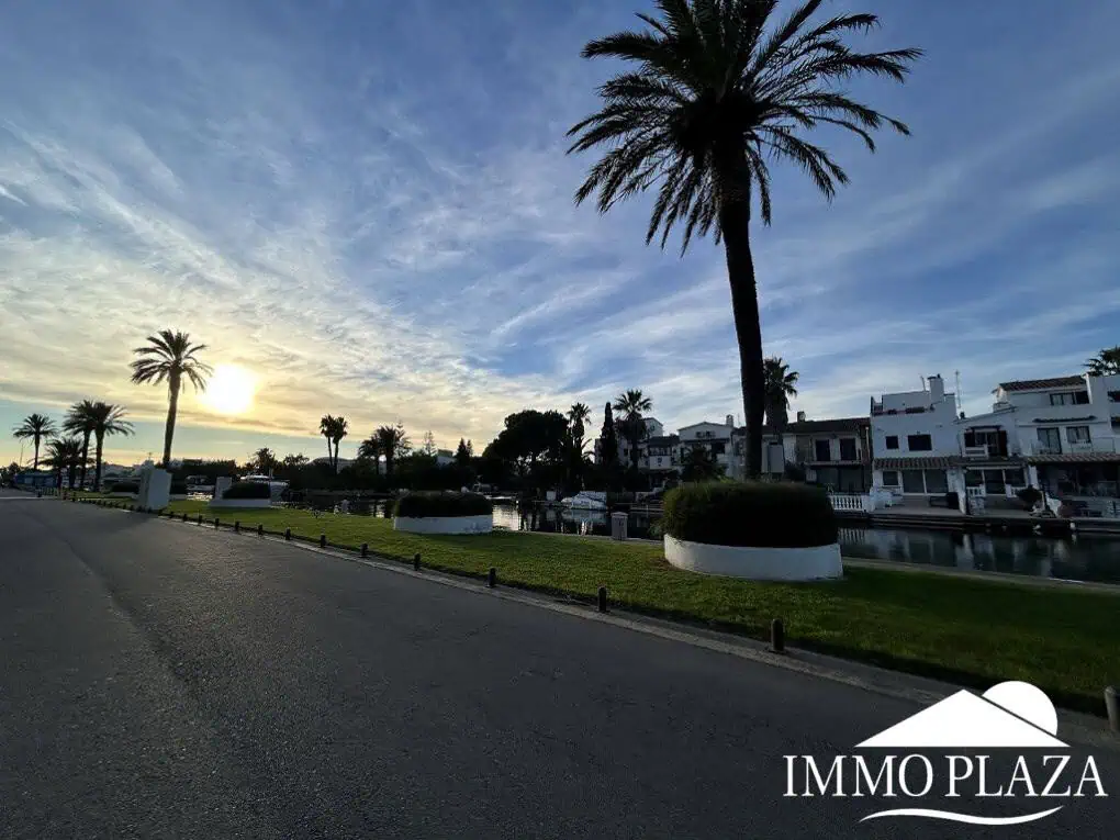 Ático luminoso y completamente reformado, orientado al sur, cerca del centro de la ciudad y del mar; 1 dormitorio, 1 baño, 1 gran terraza (10m2)