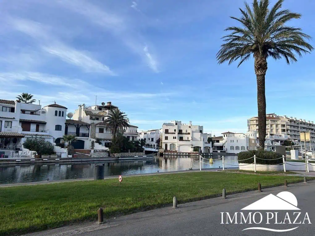 Ático luminoso y completamente reformado, orientado al sur, cerca del centro de la ciudad y del mar; 1 dormitorio, 1 baño, 1 gran terraza (10m2)