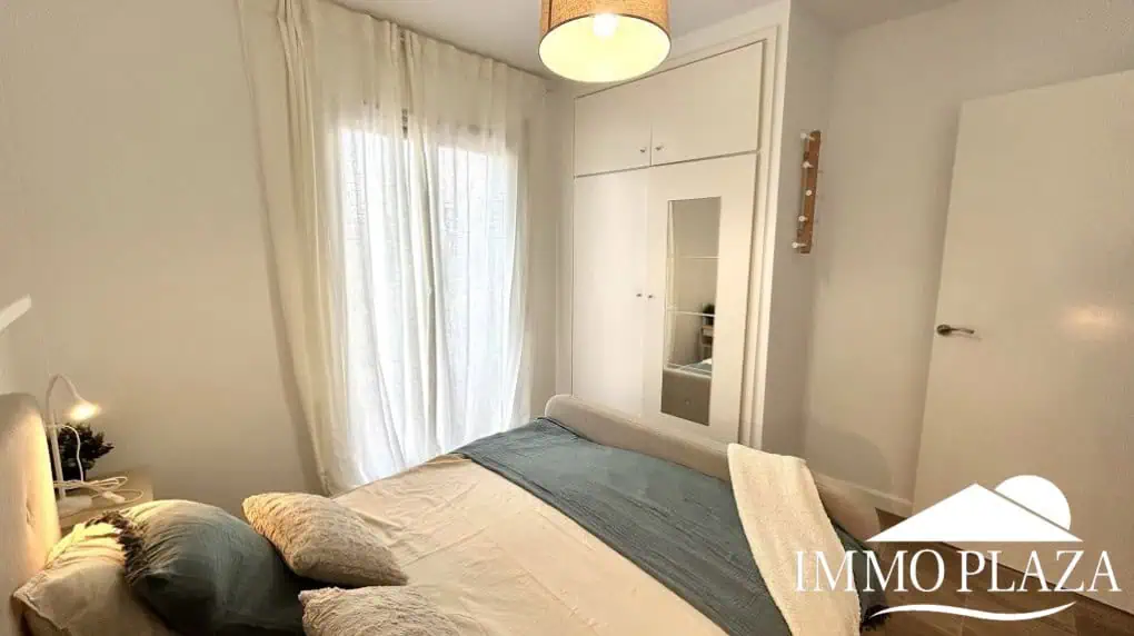 Ático luminoso y completamente reformado, orientado al sur, cerca del centro de la ciudad y del mar; 1 dormitorio, 1 baño, 1 gran terraza (10m2)