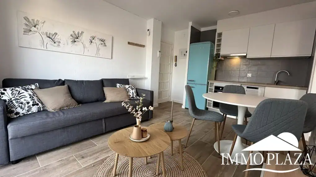 Ático luminoso y completamente reformado, orientado al sur, cerca del centro de la ciudad y del mar; 1 dormitorio, 1 baño, 1 gran terraza (10m2)