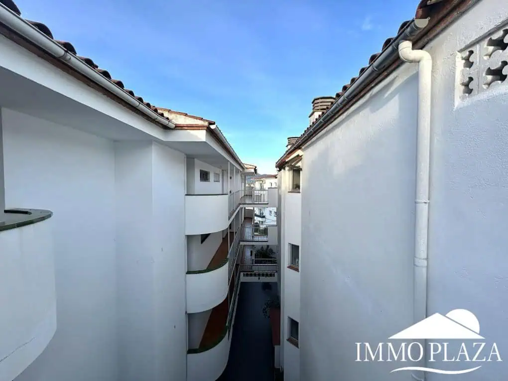 Ático luminoso y completamente reformado, orientado al sur, cerca del centro de la ciudad y del mar; 1 dormitorio, 1 baño, 1 gran terraza (10m2)