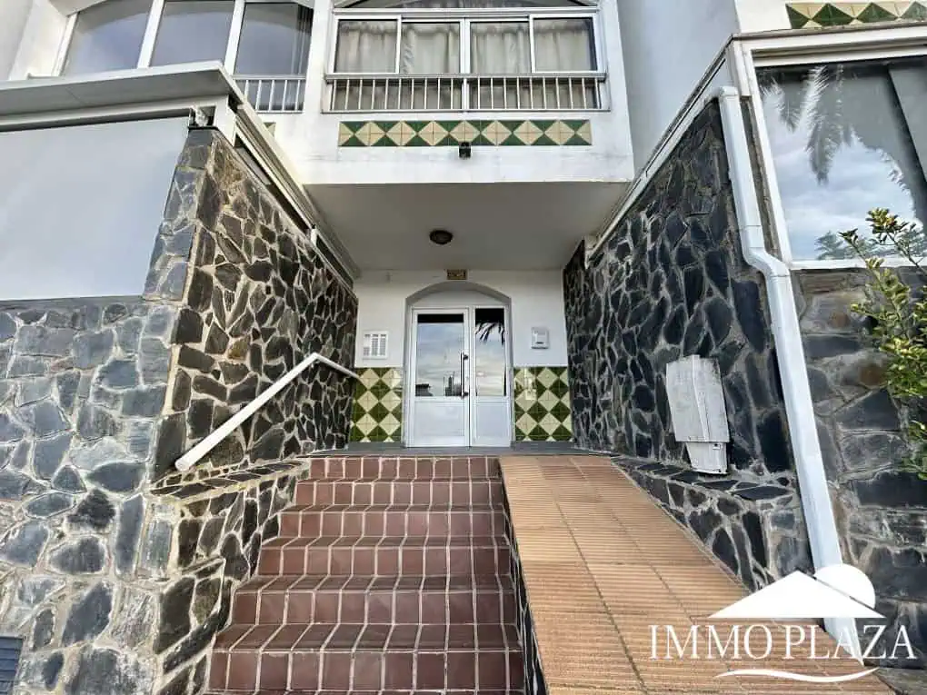 Ático luminoso y completamente reformado, orientado al sur, cerca del centro de la ciudad y del mar; 1 dormitorio, 1 baño, 1 gran terraza (10m2)
