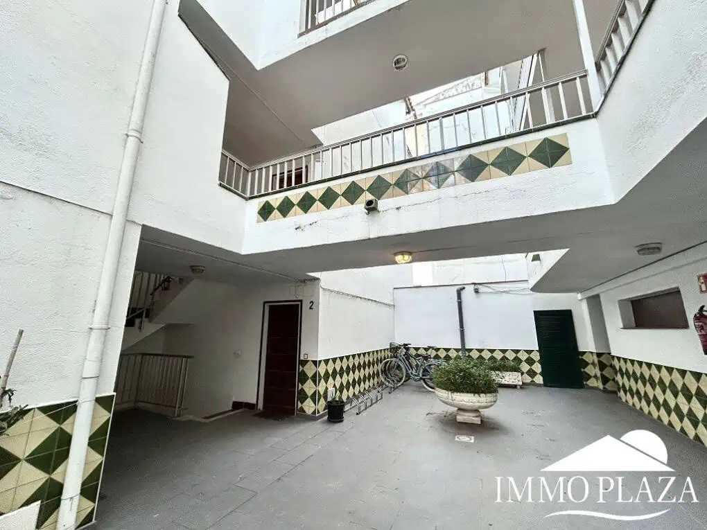 Ático luminoso y completamente reformado, orientado al sur, cerca del centro de la ciudad y del mar; 1 dormitorio, 1 baño, 1 gran terraza (10m2)