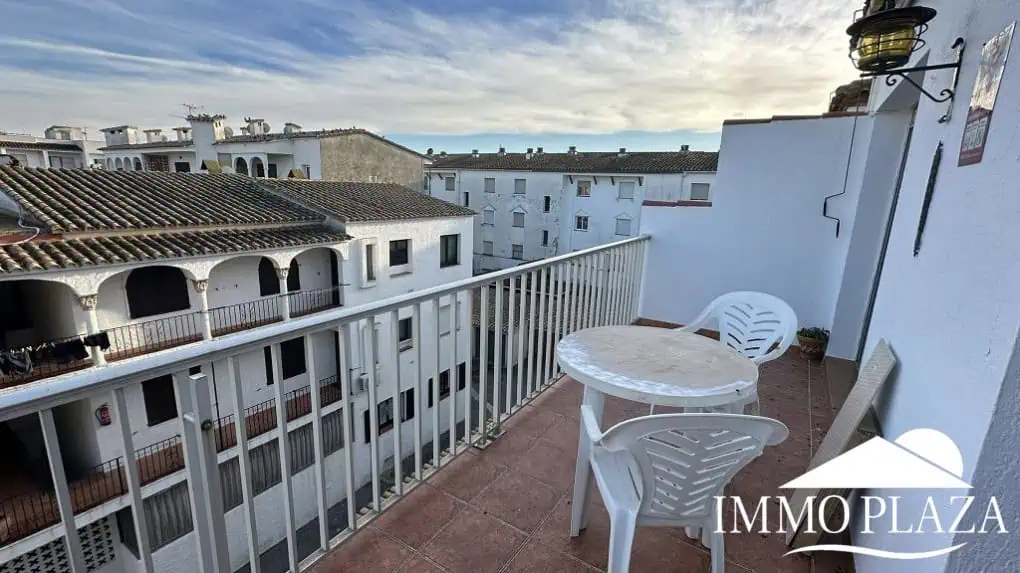 Ático luminoso y completamente reformado, orientado al sur, cerca del centro de la ciudad y del mar; 1 dormitorio, 1 baño, 1 gran terraza (10m2)