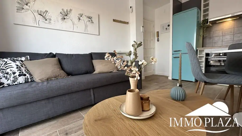 Ático luminoso y completamente reformado, orientado al sur, cerca del centro de la ciudad y del mar; 1 dormitorio, 1 baño, 1 gran terraza (10m2)
