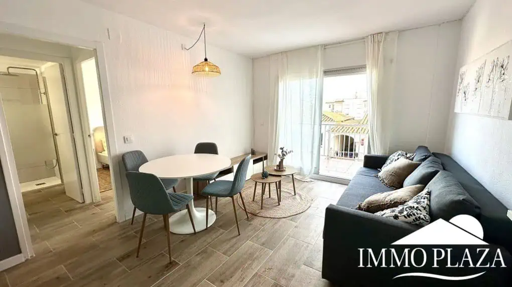 Ático luminoso y completamente reformado, orientado al sur, cerca del centro de la ciudad y del mar; 1 dormitorio, 1 baño, 1 gran terraza (10m2)