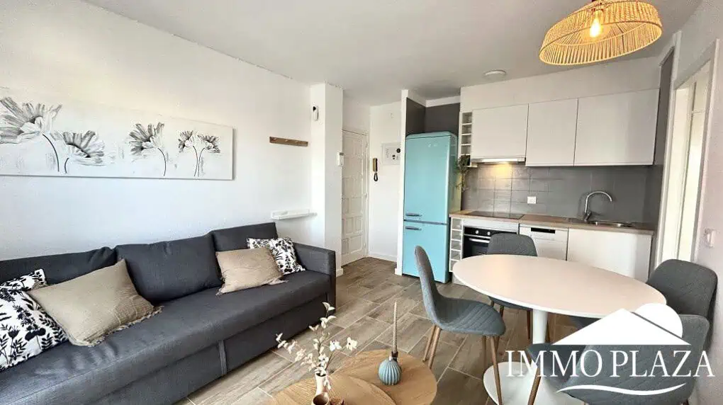 Ático luminoso y completamente reformado, orientado al sur, cerca del centro de la ciudad y del mar; 1 dormitorio, 1 baño, 1 gran terraza (10m2)