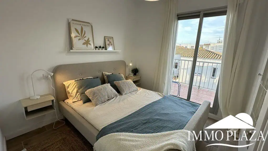 Ático luminoso y completamente reformado, orientado al sur, cerca del centro de la ciudad y del mar; 1 dormitorio, 1 baño, 1 gran terraza (10m2)