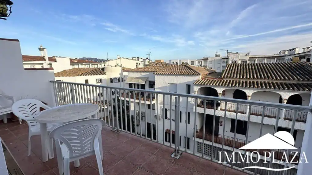 Ático luminoso y completamente reformado, orientado al sur, cerca del centro de la ciudad y del mar; 1 dormitorio, 1 baño, 1 gran terraza (10m2)