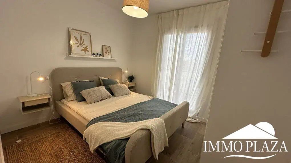 Ático luminoso y completamente reformado, orientado al sur, cerca del centro de la ciudad y del mar; 1 dormitorio, 1 baño, 1 gran terraza (10m2)