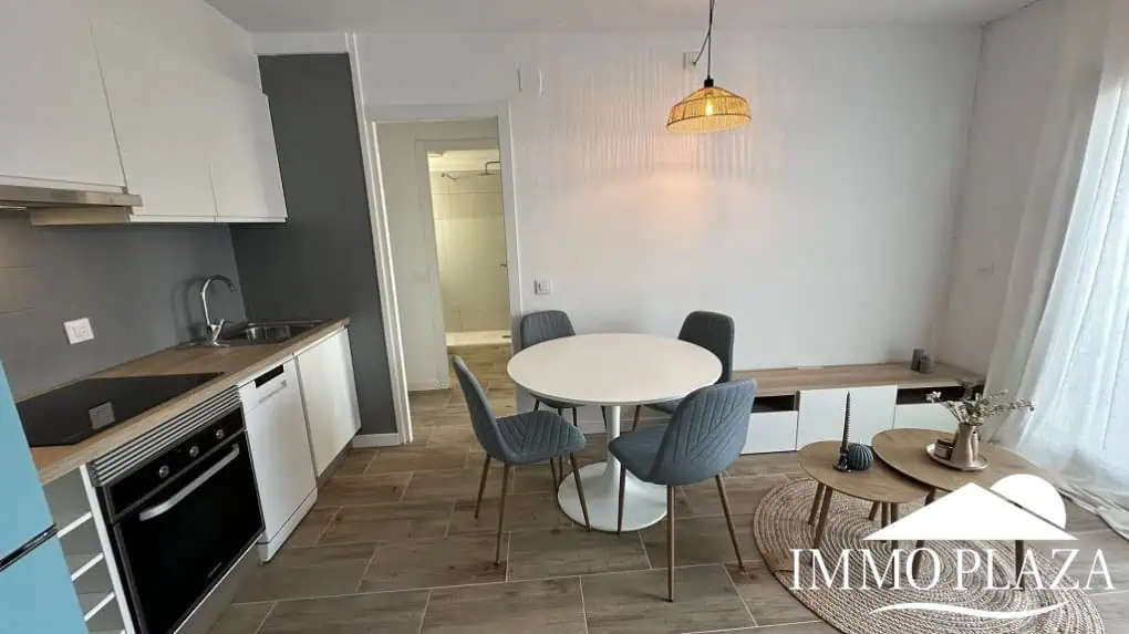 Ático luminoso y completamente reformado, orientado al sur, cerca del centro de la ciudad y del mar; 1 dormitorio, 1 baño, 1 gran terraza (10m2)