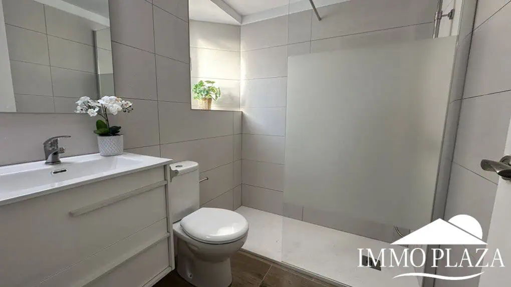 Ático luminoso y completamente reformado, orientado al sur, cerca del centro de la ciudad y del mar; 1 dormitorio, 1 baño, 1 gran terraza (10m2)
