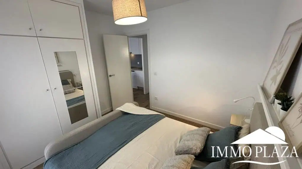Ático luminoso y completamente reformado, orientado al sur, cerca del centro de la ciudad y del mar; 1 dormitorio, 1 baño, 1 gran terraza (10m2)