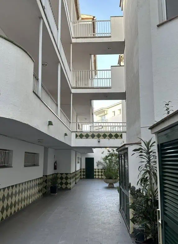 Ático luminoso y completamente reformado, orientado al sur, cerca del centro de la ciudad y del mar; 1 dormitorio, 1 baño, 1 gran terraza (10m2)