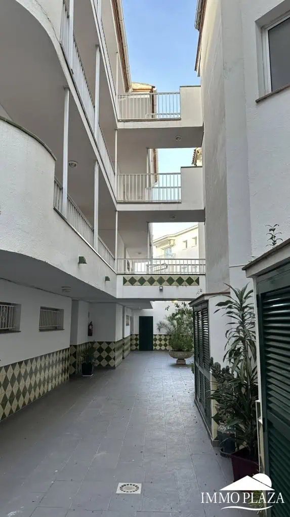09122024162806_5080_IPA296 Àtic lluminós i totalment reformat, orientat al sud, a prop del centre de la ciutat i del mar; 1 habitació, 1 bany, 1 gran terrassa (10m2)