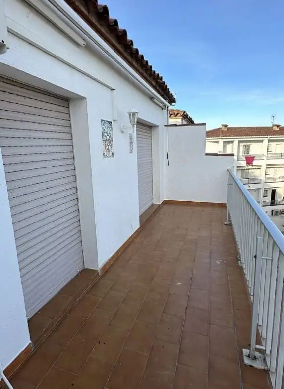 Ático luminoso y completamente reformado, orientado al sur, cerca del centro de la ciudad y del mar; 1 dormitorio, 1 baño, 1 gran terraza (10m2)