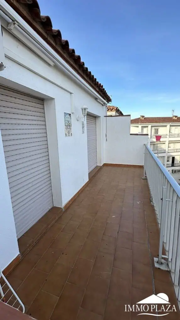 09122024162807_6099_IPA296 Àtic lluminós i totalment reformat, orientat al sud, a prop del centre de la ciutat i del mar; 1 habitació, 1 bany, 1 gran terrassa (10m2)