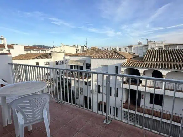 Bright and fully renovated penthouse, south facing, close to the city center and the sea; 1 bedroom, 1 bathroom, 1 large terrace (10m2)