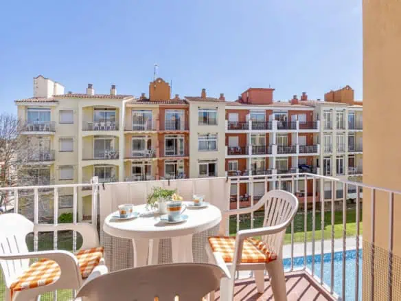 Magnificent completely renovated apartment in 2nd line of the sea, 2 bedrooms, 1 bathroom, view of the swimming pool