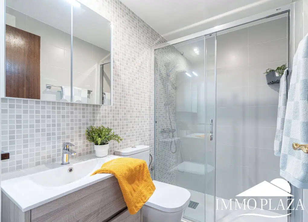 Magnífic piso, totalment reformat, 2a línia de mar, 2 habitacions, 1 bany, vistes a la piscina