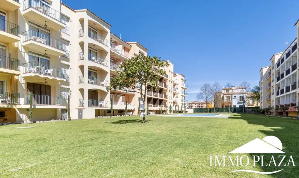 Magnífic piso, totalment reformat, 2a línia de mar, 2 habitacions, 1 bany, vistes a la piscina