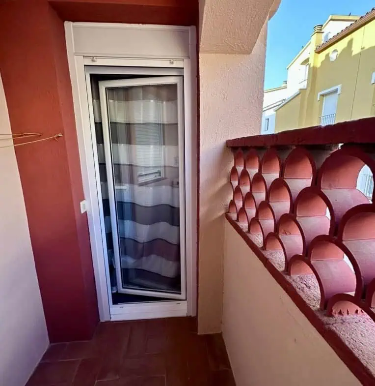 Magnífic piso, totalment reformat, 2a línia de mar, 2 habitacions, 1 bany, vistes a la piscina