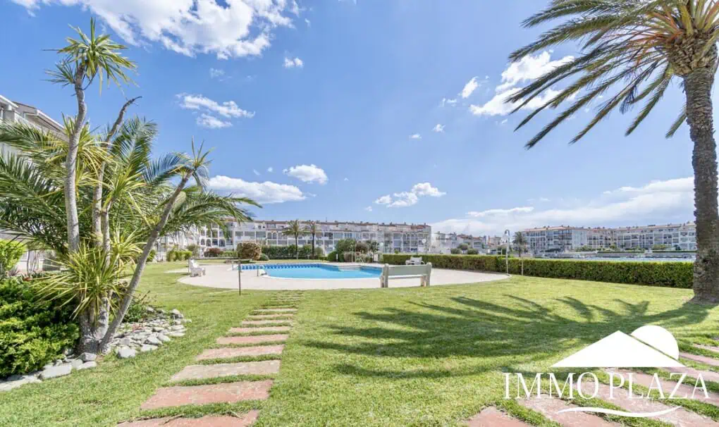 Comfortable apartment with tourist license, lake view, 2 bedrooms, 2 bathrooms, optional private garage, 2 swimming pools and garden