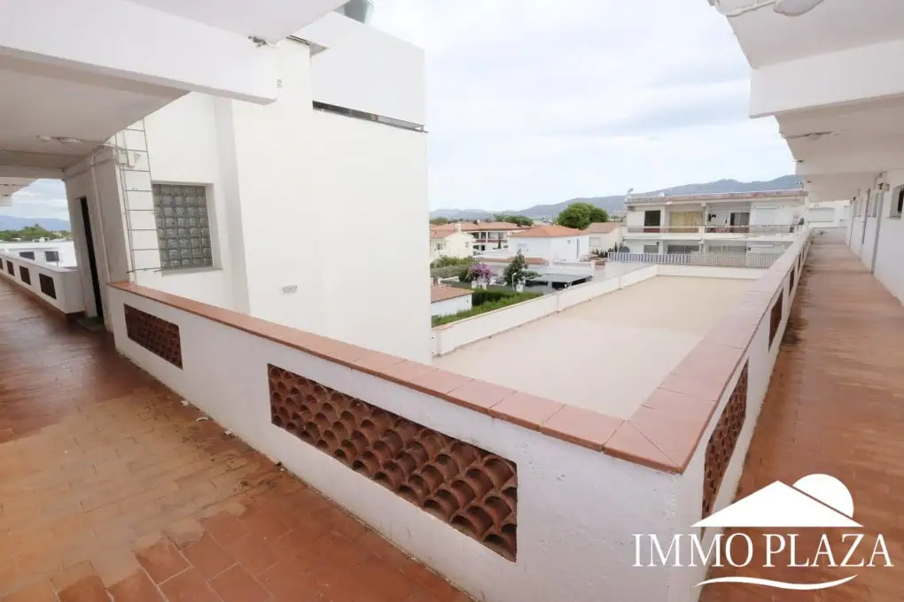 Bright apartment completely renovated “2020” located 2 minutes walk from the beach, south facing – 1 bedroom, 1 bathroom, 1 large terrace