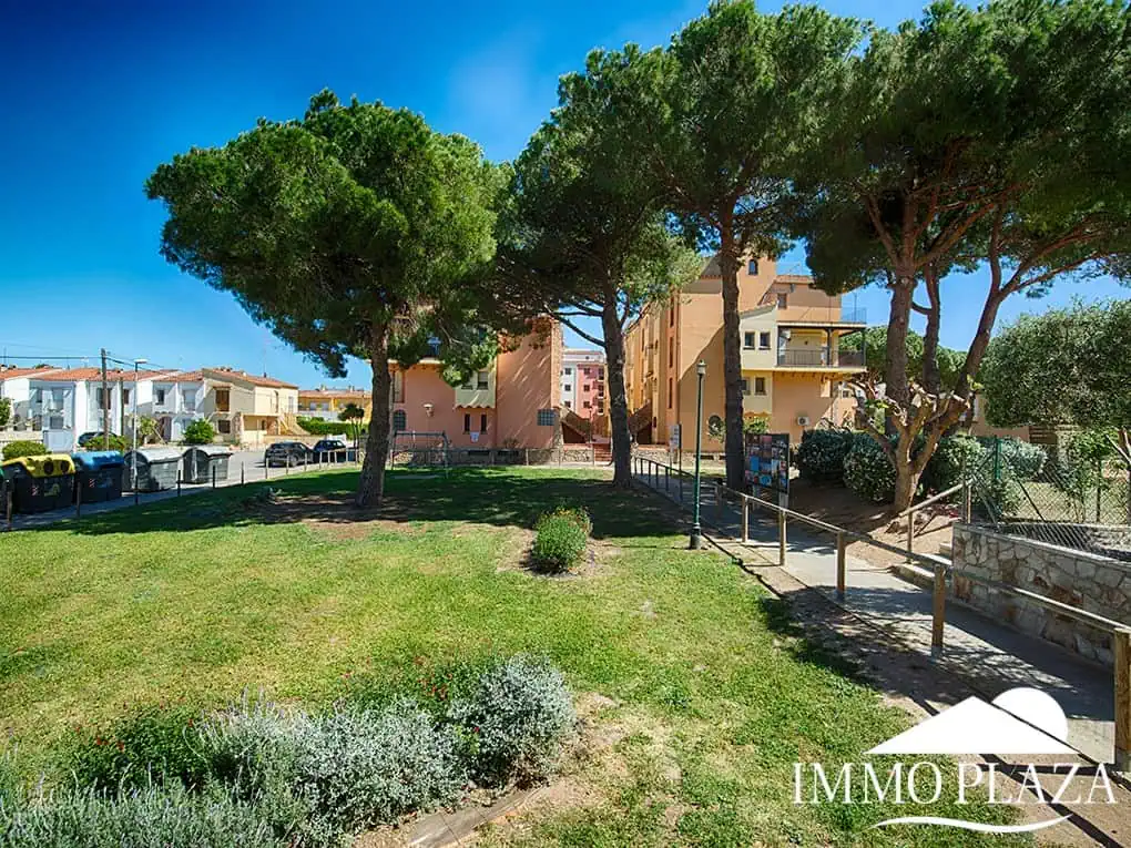 Apartament cantoner amb vista al mar, a 2 min de la platja i del centre; 3 habitacions, 1 bany, terrasses (12m2), piscina comunitària
