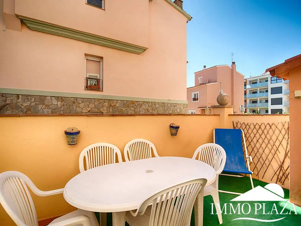 Apartament cantoner amb vista al mar, a 2 min de la platja i del centre; 3 habitacions, 1 bany, terrasses (12m2), piscina comunitària