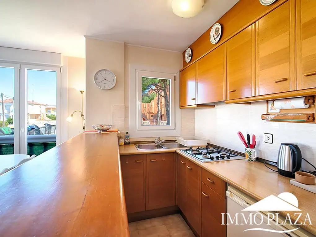 Apartament cantoner amb vista al mar, a 2 min de la platja i del centre; 3 habitacions, 1 bany, terrasses (12m2), piscina comunitària