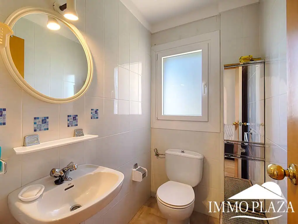 Apartament cantoner amb vista al mar, a 2 min de la platja i del centre; 3 habitacions, 1 bany, terrasses (12m2), piscina comunitària
